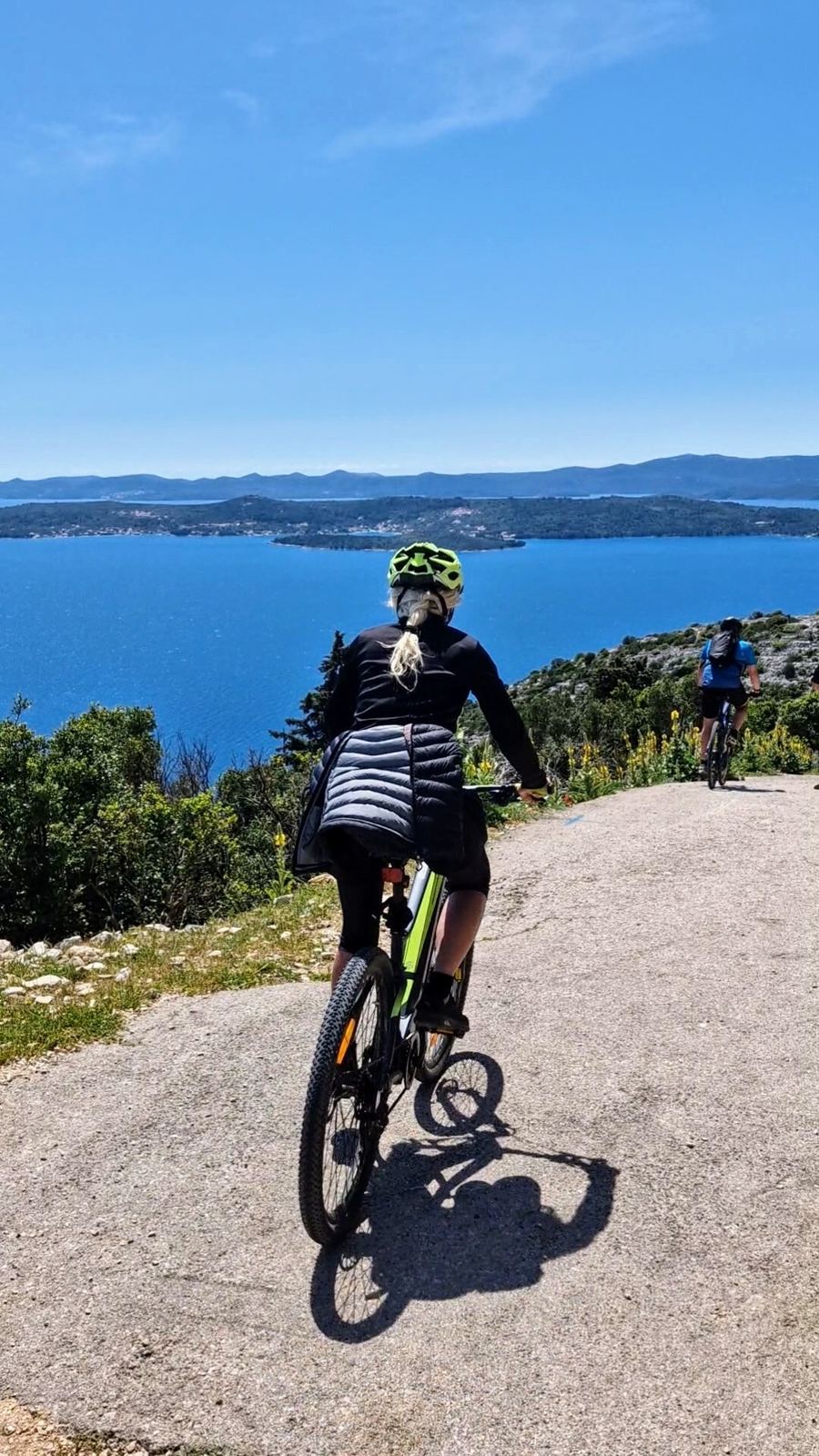 Cyklistka na cestě nad mořem